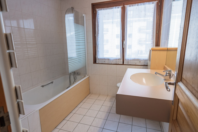 Nevada-5-salle-de-bain-baignoire-location-appartement-chalet-Les-Gets