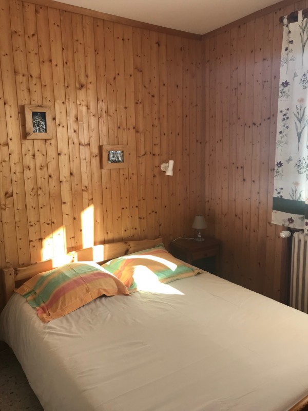 Niemaje-chambre-lit-double-location-appartement-chalet-Les-Gets