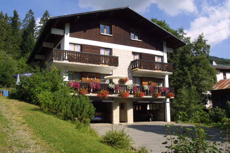 Perrieres-Edelweiss-exterieur-ete-location-appartement-chalet-Les-Gets