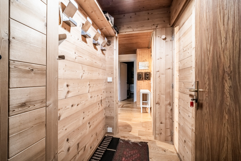 Pied-de-Adroit-5-couloir-entree-location-appartement-chalet-Les-Gets Pied-de-Adroit-5-couloir-entree-location-appartement-chalet-Les-Gets