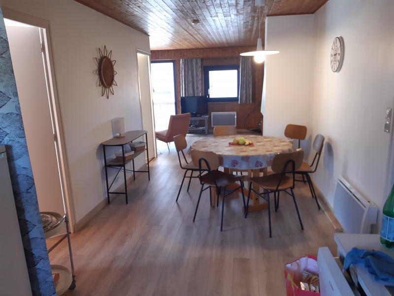 Pied-de-l-adroit-A-salle-a-manger-location-appartement-chalet-Les-Gets