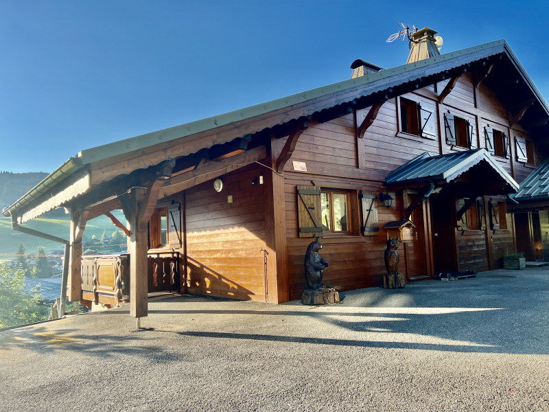 Rocali-exterieur-parking-location-appartement-chalet-Les-Gets