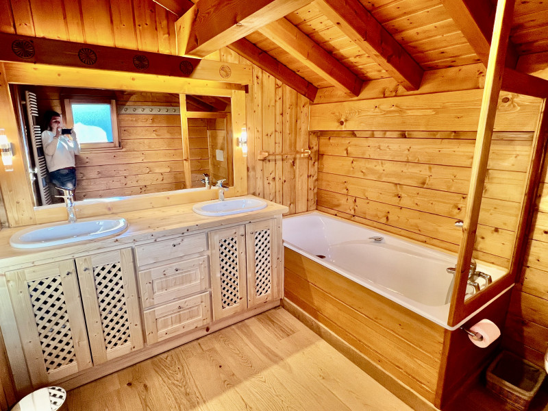 Rocali-salle-de-bain-en-suite-baignoire-location-appartement-chalet-Les-Gets
