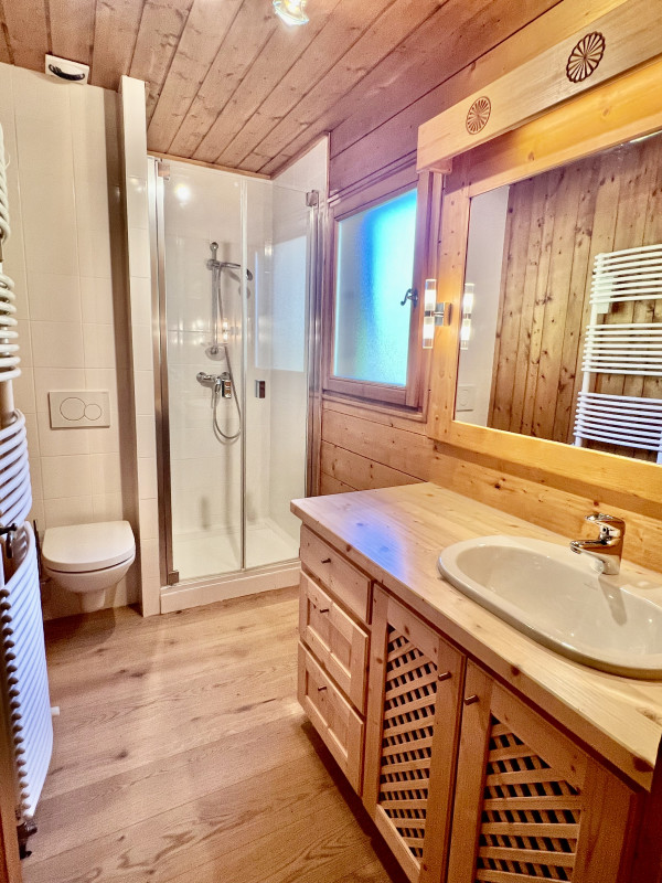 Rocali-salle-de-bain-en-suite-douche-location-appartement-chalet-Les-Gets