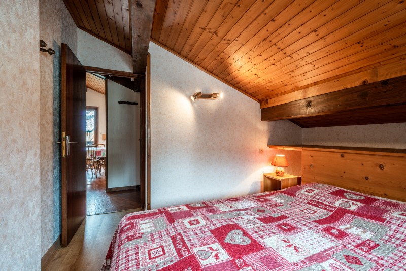 Roitelet-Les-Aires-chambre-lit-double-location-appartement-chalet-Les-Gets