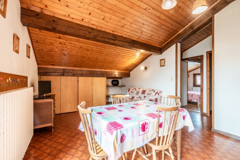 Roitelet-Les-Aires-sejour-cuisine-table-salle-a-manger-location-appartement-chalet-Les-Gets