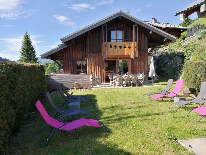 Rose-des-Vents-jardin-ete-location-appartement-chalet-Les-Gets