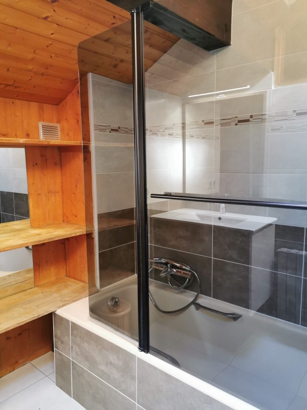 Rose-des-Vents-salle-de-bain-location-appartement-chalet-Les-Gets