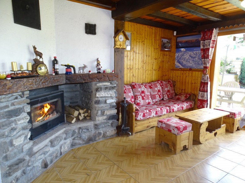 Rose-des-Vents-salon-cheminee-location-appartement-chalet-Les-Gets