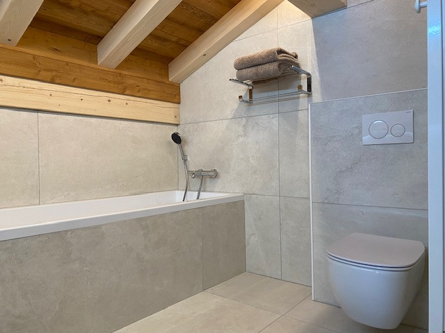 Shardana-chalet-salle-de-bain-baignoire-wc-location-appartement-chalet-Les-Gets