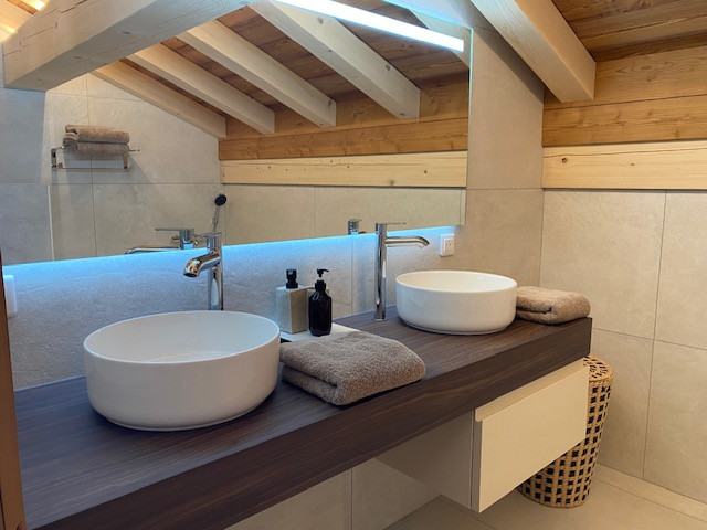 Shardana-chalet-salle-de-bain-location-appartement-chalet-Les-Gets