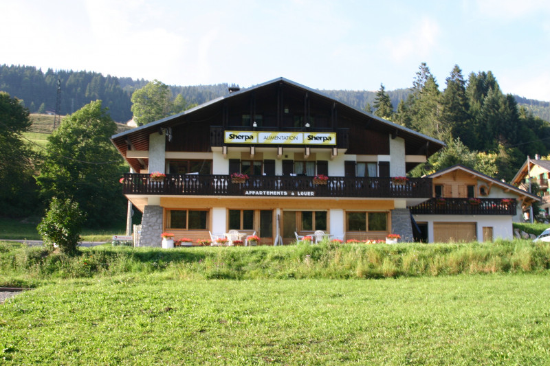 Sherpa-Myrtille-exterieur-ete2-location-appartement-chalet-Les-Gets