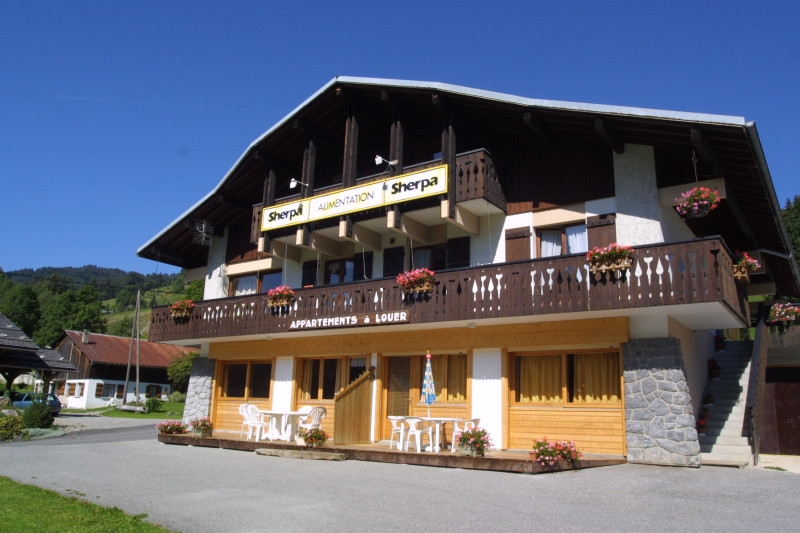 Sherpa-Myrtille-exterieur-ete3-location-appartement-chalet-Les-Gets