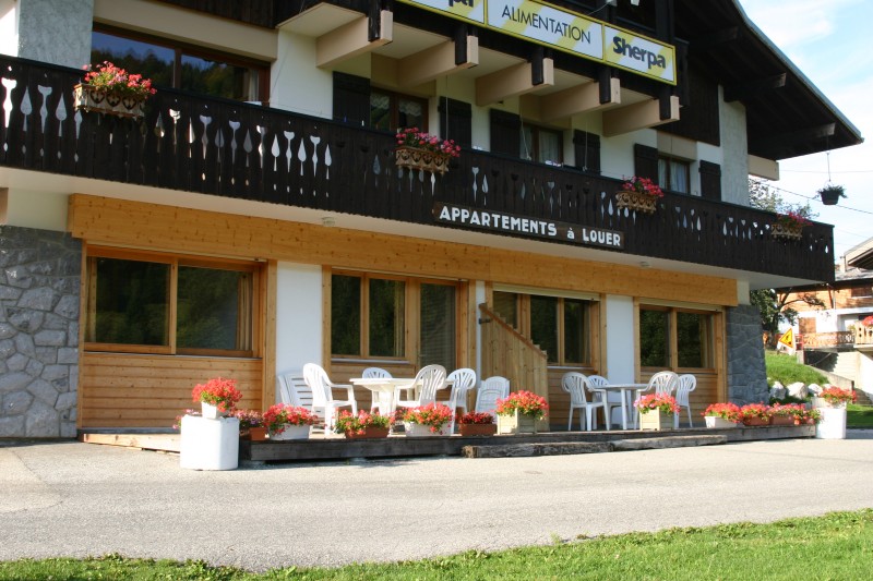 Sherpa-Noisette-exterieur-ete2-location-appartement-chalet-Les-Gets