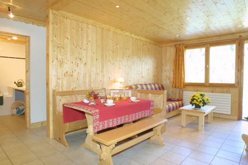 Sherpa-Noisette-salon-salle-a-manger-location-appartement-chalet-Les-Gets