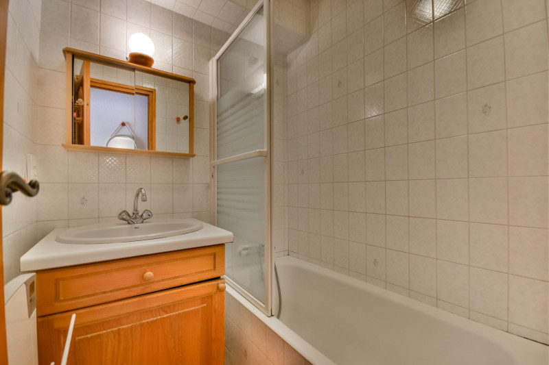 Soleil-de-minuit-salle-de-bain-baignoire-location-appartement-chalet-les-gets Soleil-de-minuit-salle-de-bain-baignoire-location-appartement-chalet-les-gets