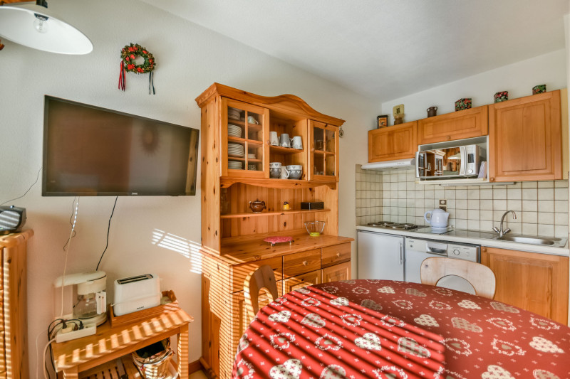 Soleil-de-minuit-salon-salle-a-manger-cuisine-location-appartement-chalet-les-gets Soleil-de-minuit-salon-salle-a-manger-cuisine-location-appartement-chalet-les-gets
