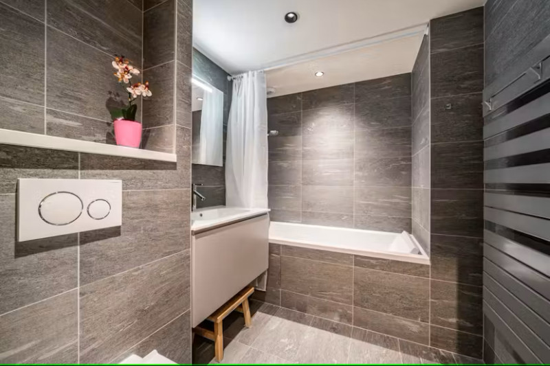 stella-kanoko-salle-de-bain-baignoire-wc-location-chalet-appartement-les-gets-14324438-14364728