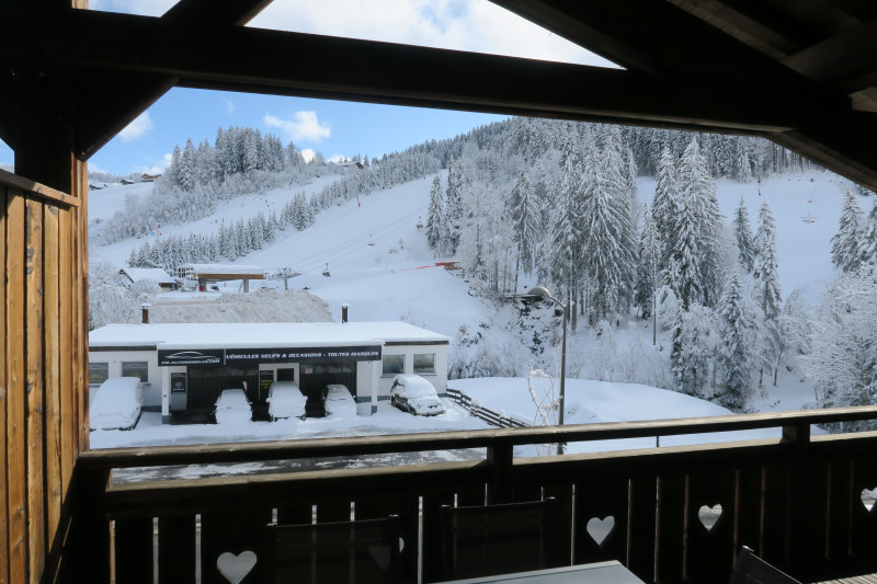 Suite-de-l-Alpe-Aiguille-du-Midi-exterieur-vue-hiver-location-appartement-chalet-Les-Gets