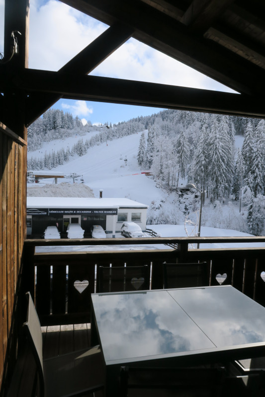 Suite-de-l-Alpe-Aiguille-du-Midi-vue-balcon-hiver-location-appartement-chalet-Les-Gets