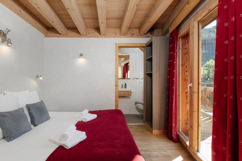 Suite-de-l-Alpe-Marcelly-chambre-en-suite-lit-double-location-appartement-chalet-Les-Gets