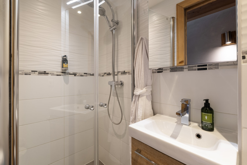 Suite-de-l-Alpe-Marcelly-salle-de-bain-douche-location-appartement-chalet-Les-Gets