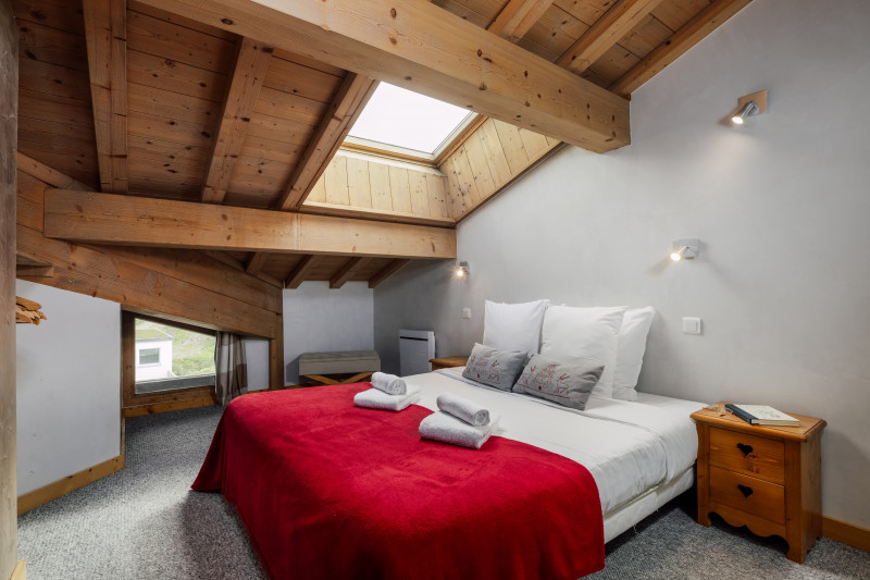 Suite-de-l-Alpe-Mont-Blanc-chambre-lit-double-location-appartement-chalet-Les-Gets