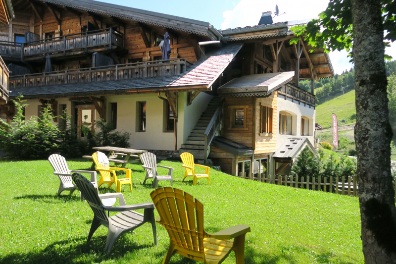 Suite-de-l-Alpe-Mont-Blanc-exterieur-jardin-ete-location-appartement-chalet-Les-Gets