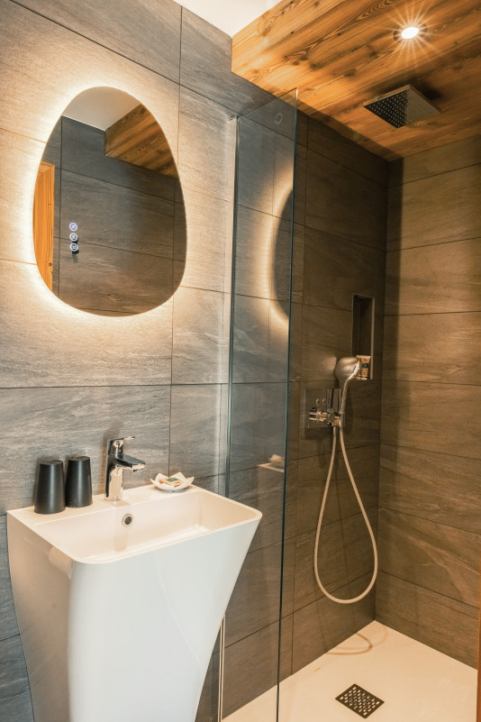 teka-chavannes-chambre-1-salle-de-bain-douche-location-appartement-chalet-Les-Gets