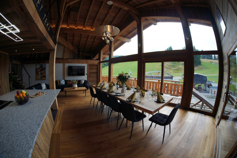 teka-roof-top-salle-a-manger-salon-cuisine-vue-pistes-location-appartement-chalet-Les-Gets