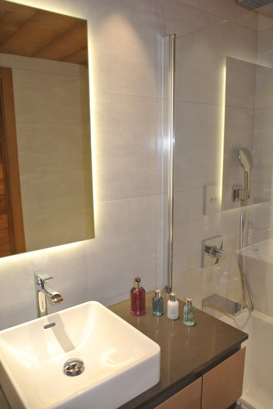 Teleporte-chambre-piste-rouge-salle-de-bain-douche-location-appartement-chalet-Les-Gets