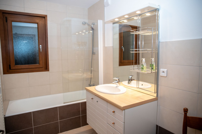 Toure-1-salle-de-bain-location-appartement-chalet-Les-Gets