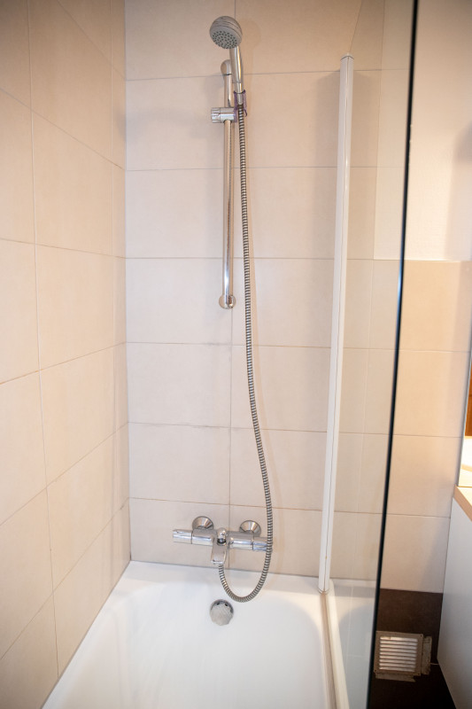 Toure-1-salle-de-bain-location-appartement-chalet-Les-Gets