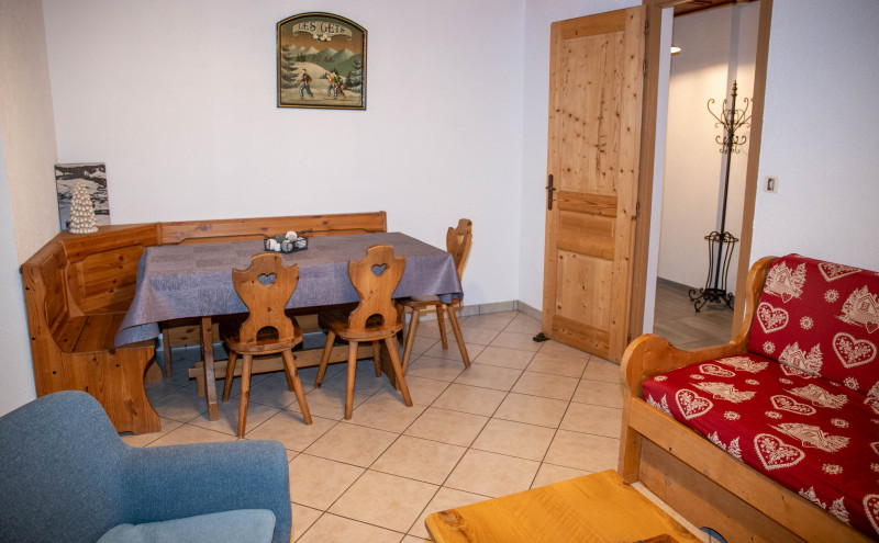 Toure-2-salle-a-manger-appartement-chalet-Les-Gets