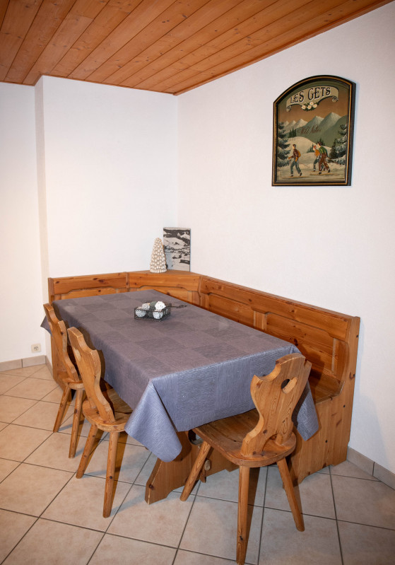 Toure-2-salle-a-manger-appartement-chalet-Les-Gets