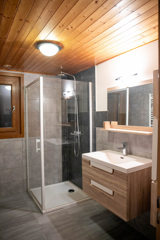 Toure-2-salle-de-bain-location-appartement-chalet-Les-Gets