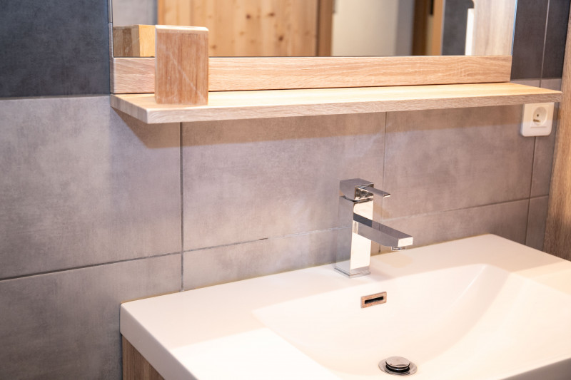 Toure-2-salle-de-bain-location-appartement-chalet-Les-Gets