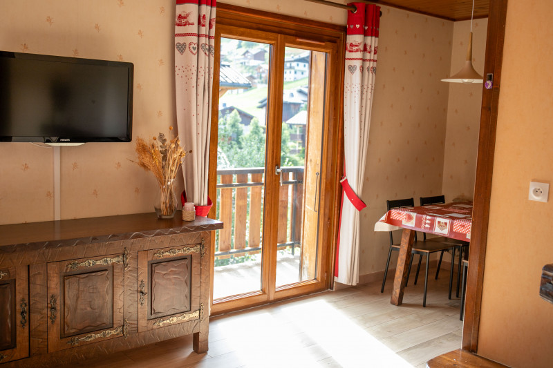 Tournier-C3-salon-salle-a-manger-location-chalet-appartement-Les-Gets