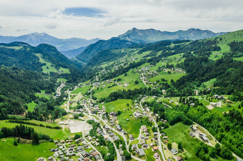 village-les-gets-été-drone