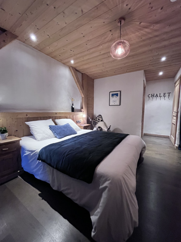 Virolet-chambre-piste-bleue-lit-double-location-appartement-chalet-Les-Gets