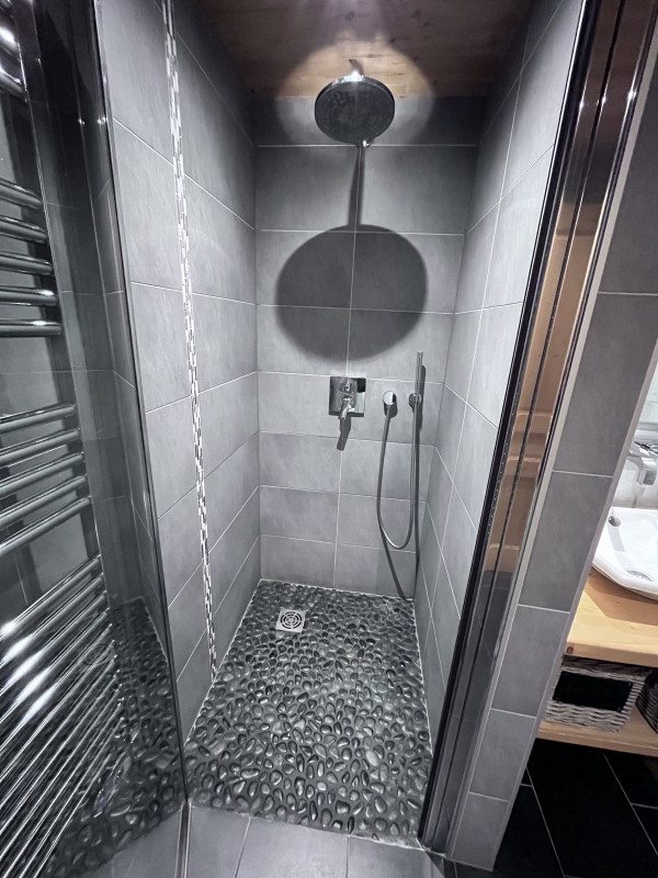 Virolet-chambre-piste-bleue-salle-de-bain-douche-location-appartement-chalet-Les-Gets