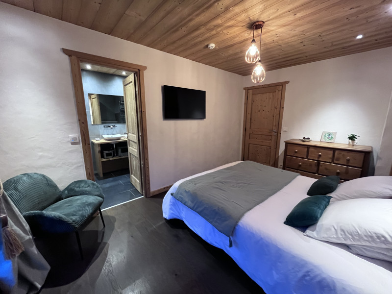 Virolet-chambre-piste-noire-lit-double-location-appartement-chalet-Les-Gets