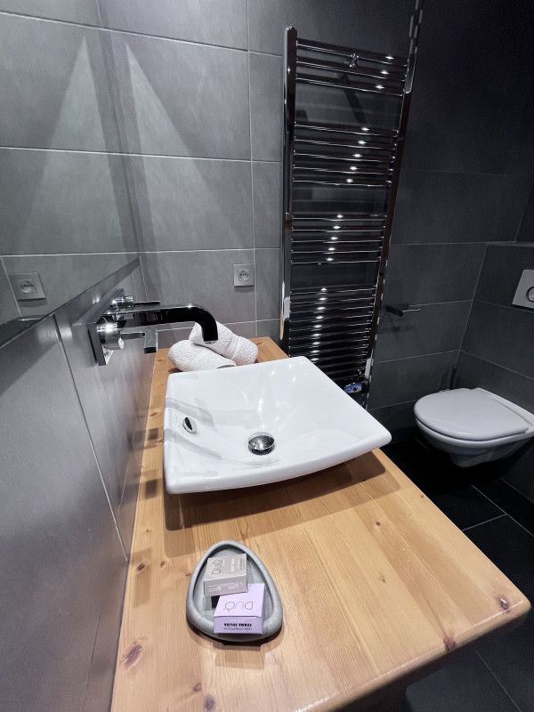 Virolet-chambre-piste-noire-salle-de-bain-location-appartement-chalet-Les-Gets