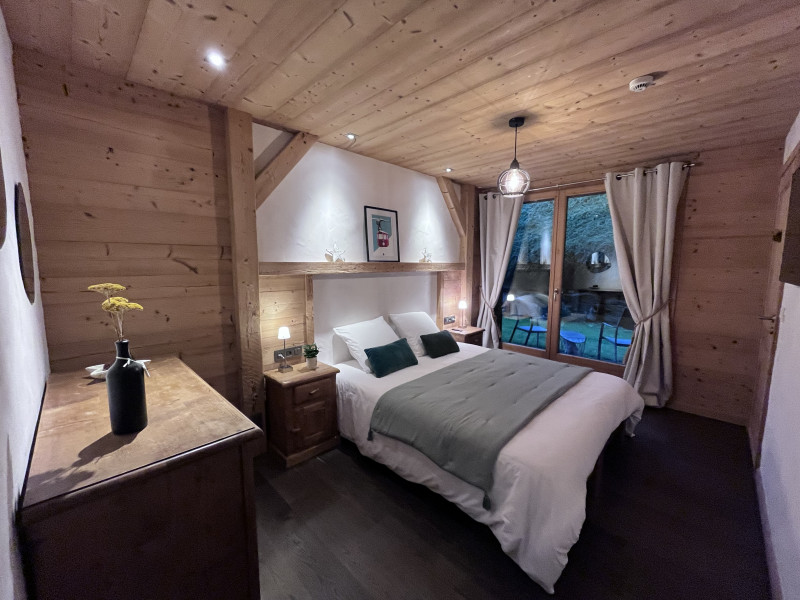 Virolet-chambre-piste-rouge-lit-double-location-appartement-chalet-Les-Gets