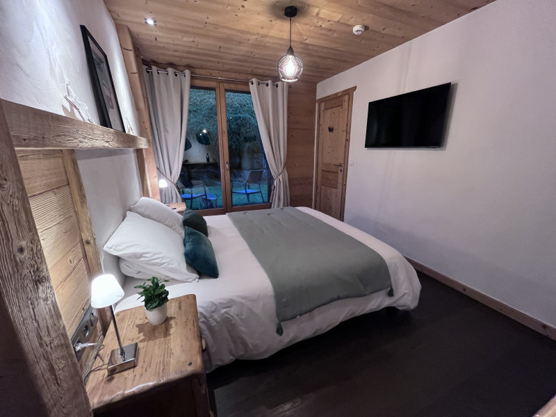 Virolet-chambre-piste-rouge-lit-double-location-appartement-chalet-Les-Gets