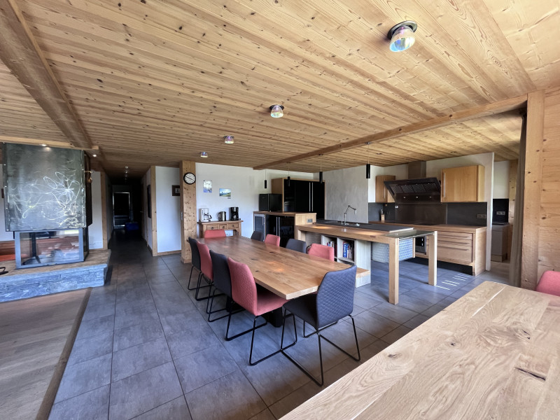 Virolet-salle-a-manger-cuisine-salon-location-appartement-chalet-Les-Gets