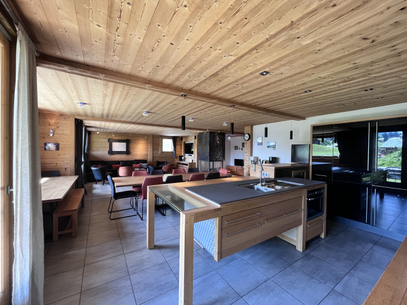 Virolet-salle-a-manger-cuisine-salon-location-appartement-chalet-Les-Gets