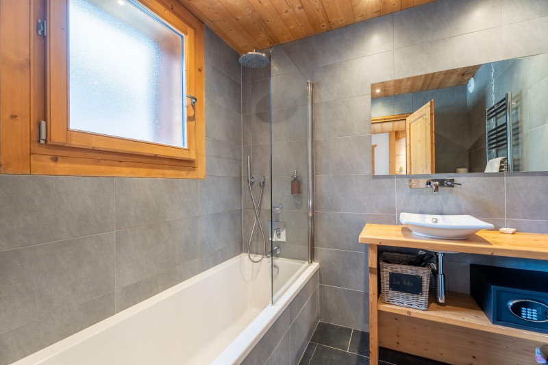 virolet-salle-de-bain-baignoire-piste-noire-6-appartement-chalet-les-gets-19529768