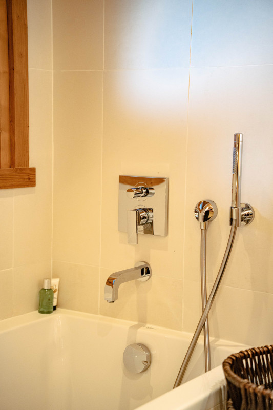 virolet-wetzet-sdb-ensuite-baignoire-19382354-location-appartement-chalet-Les-Gets