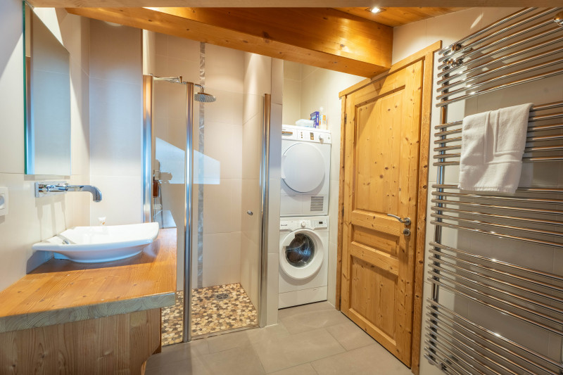 virolet-wetzet-sdb-ensuite-chambre1-lave-linge-seche-linge-19382357-location-appartement-chalet-Les-Gets